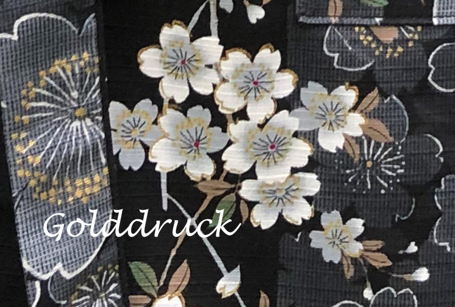 Detailansicht der weißen Kirschblüten auf dem schwarzen Happi Kimono