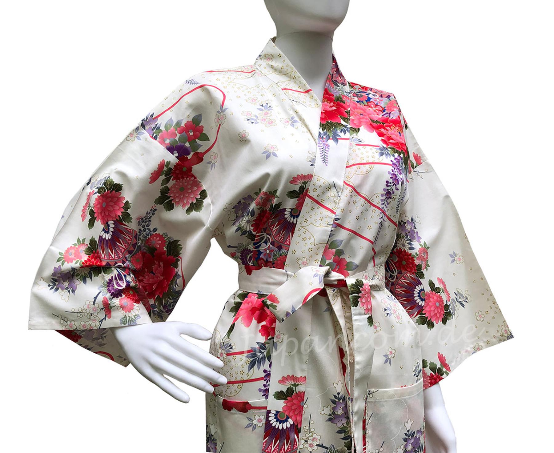 Weißer japanischer Damenkimono mit Kirschblüten
