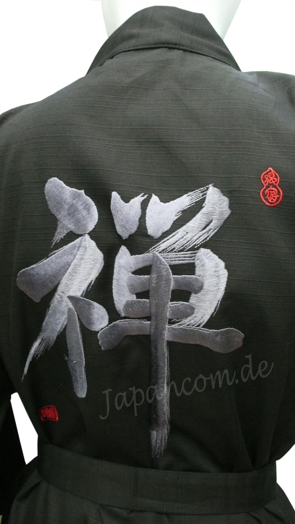 Detailansicht der aufgestickten Schrift Zen auf dem schwarzen Happi Kimono