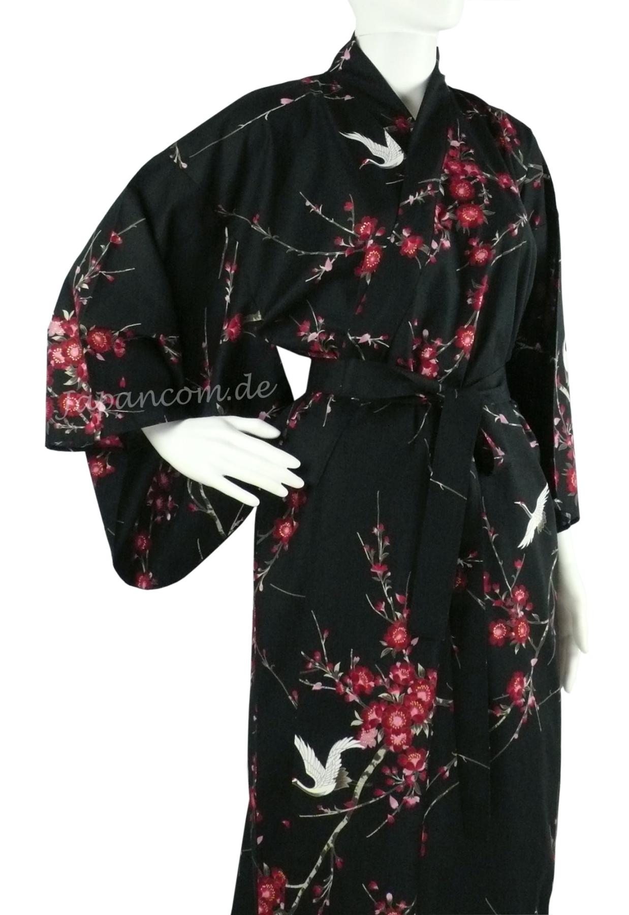 Schwarzer Kimono mit Kirschblütenmotiv