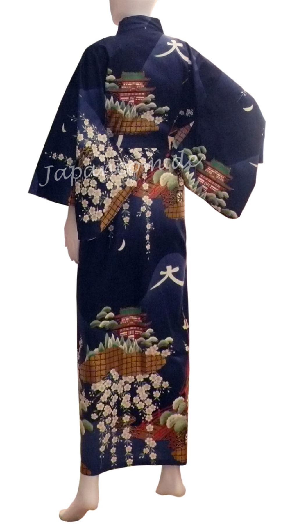 Blauer Damenkimono mit japanischem Landschaftsmotiv