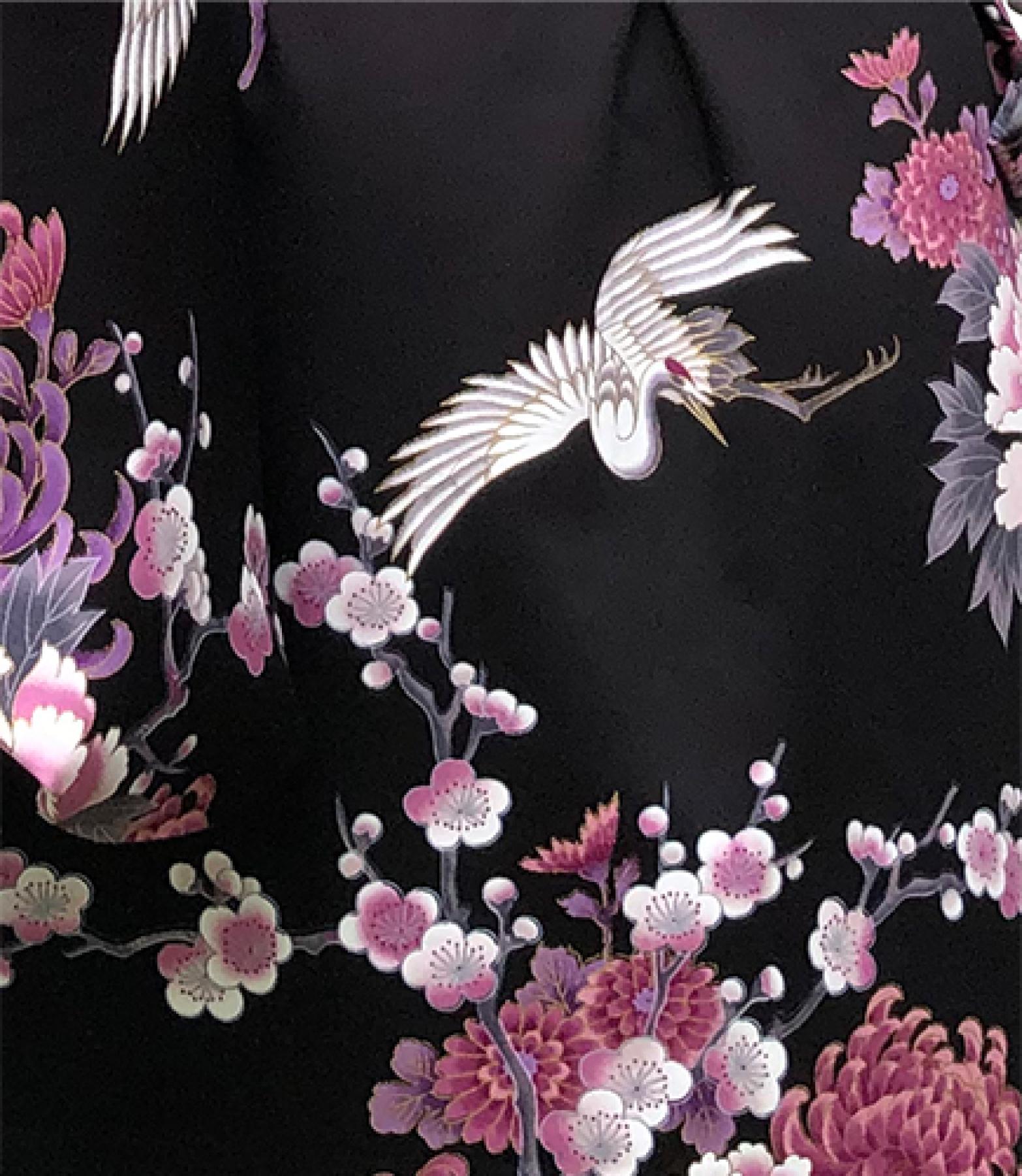 Detail des Kranichmotivs auf dem schwarzen Kimono