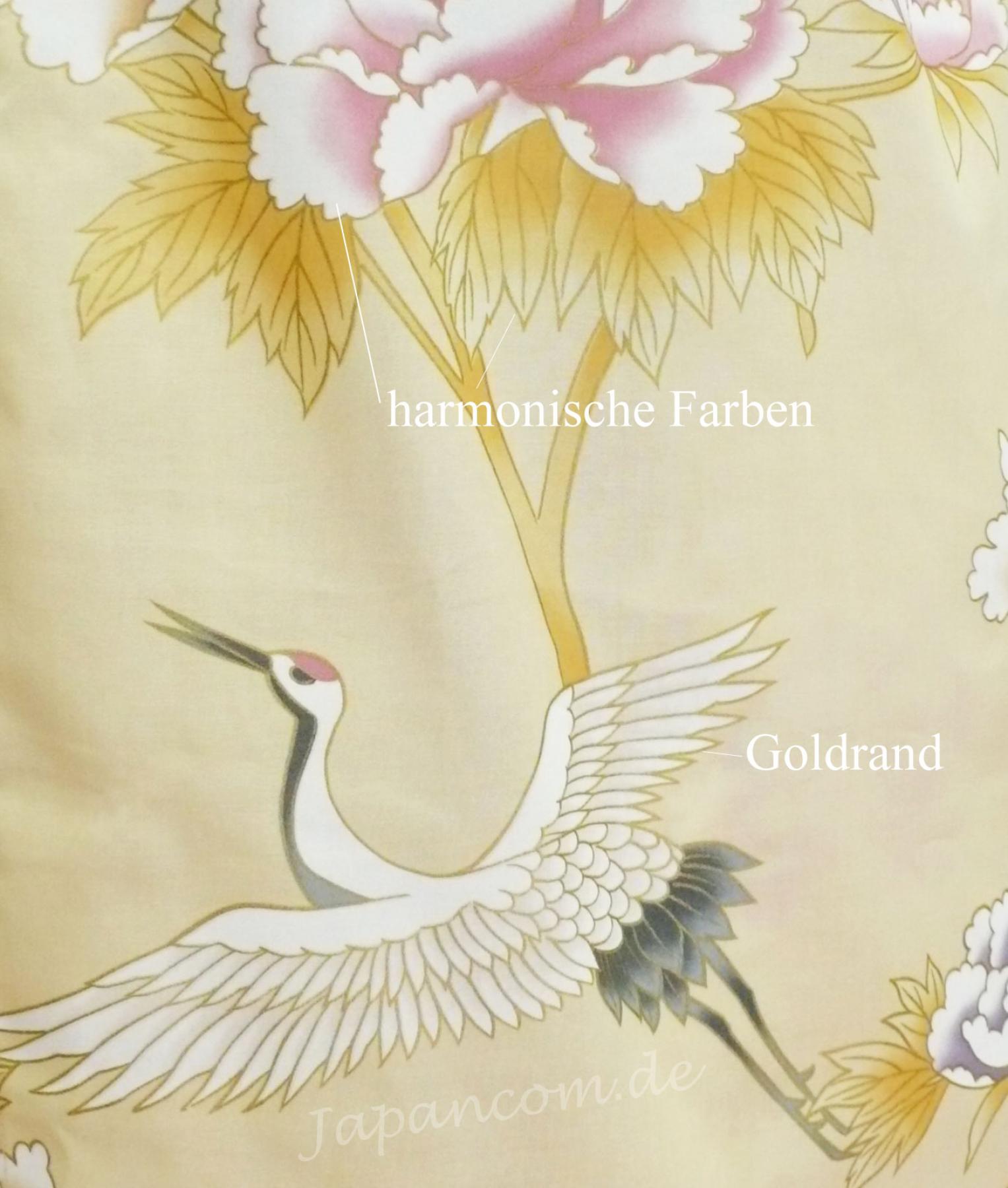 Detailansicht der goldenen Kraniche auf dem gelben Kimono