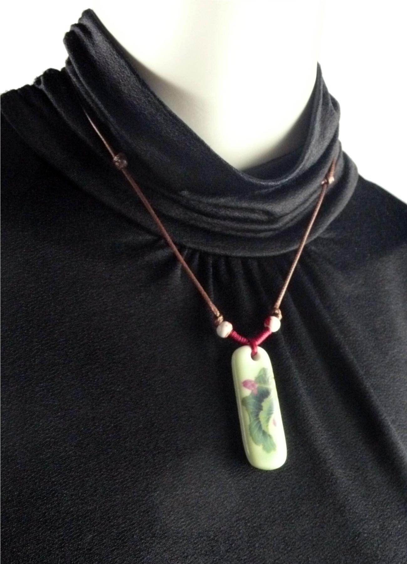 Lange Kette mit Porzellan Anhänger Lotusblume