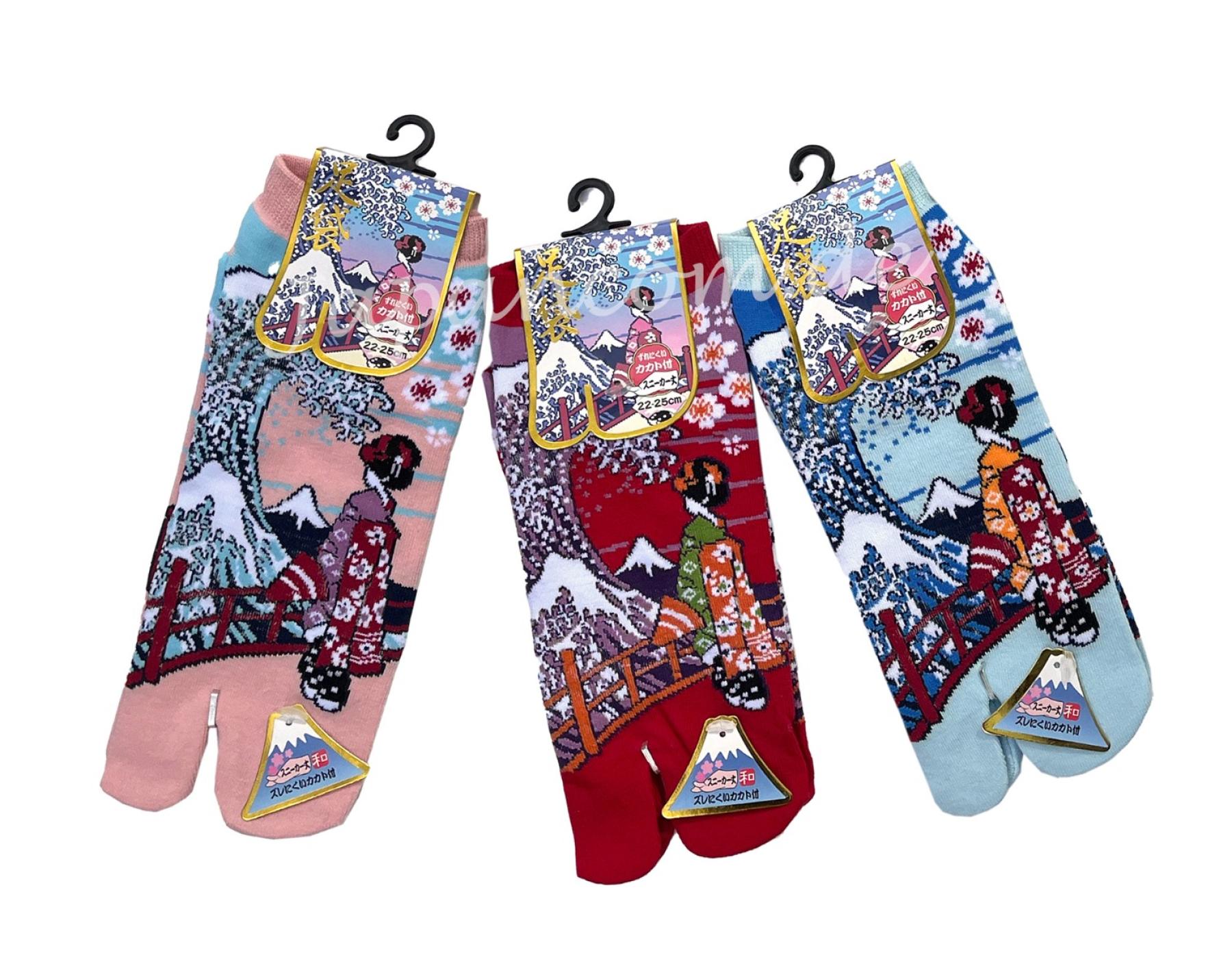 Tabi Socken mit Maiko im Kimono vor der großen Welle von Kanagawa