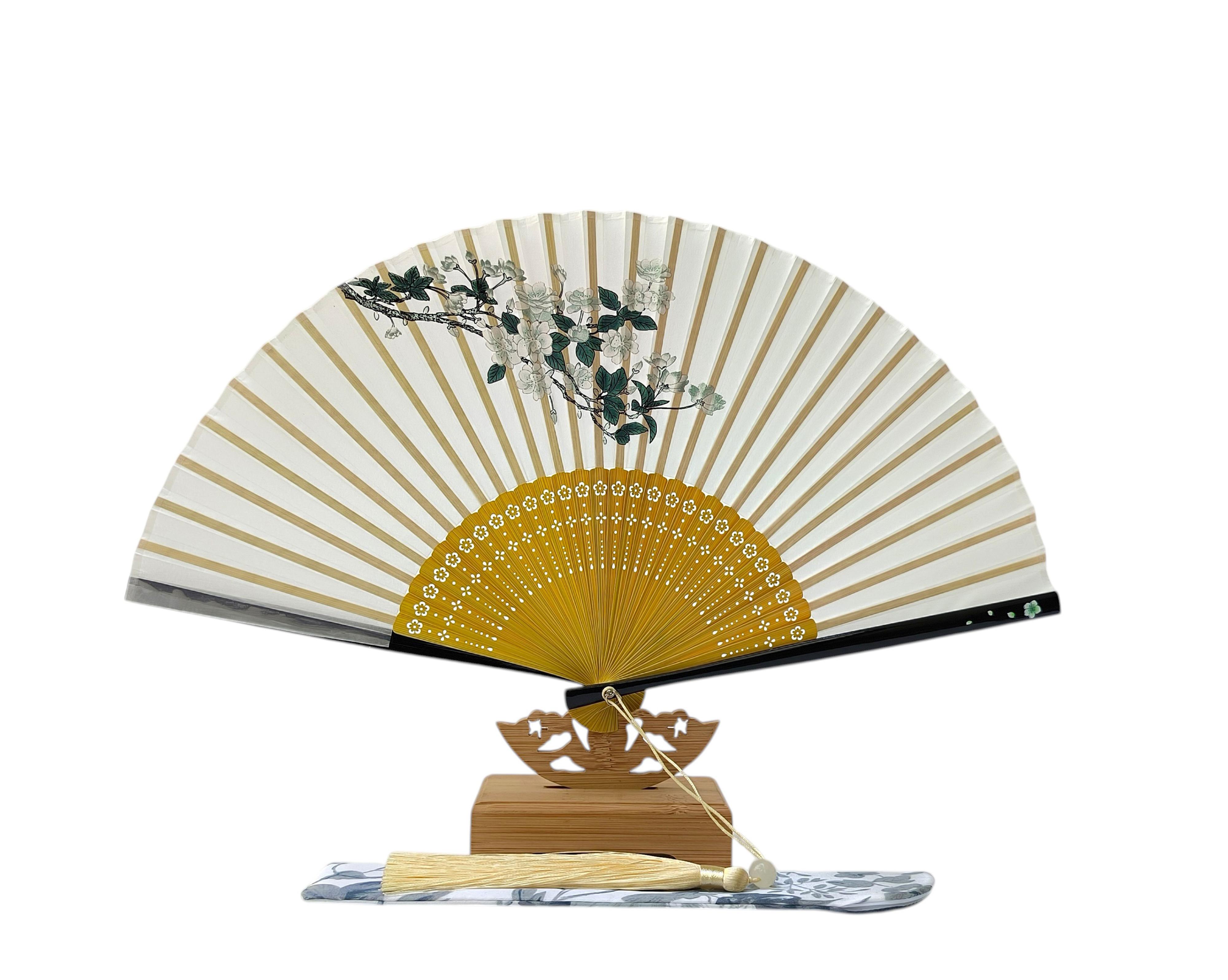 Japanischer Seidenfächer mit hellen Bambusstreben und weißen Blüten