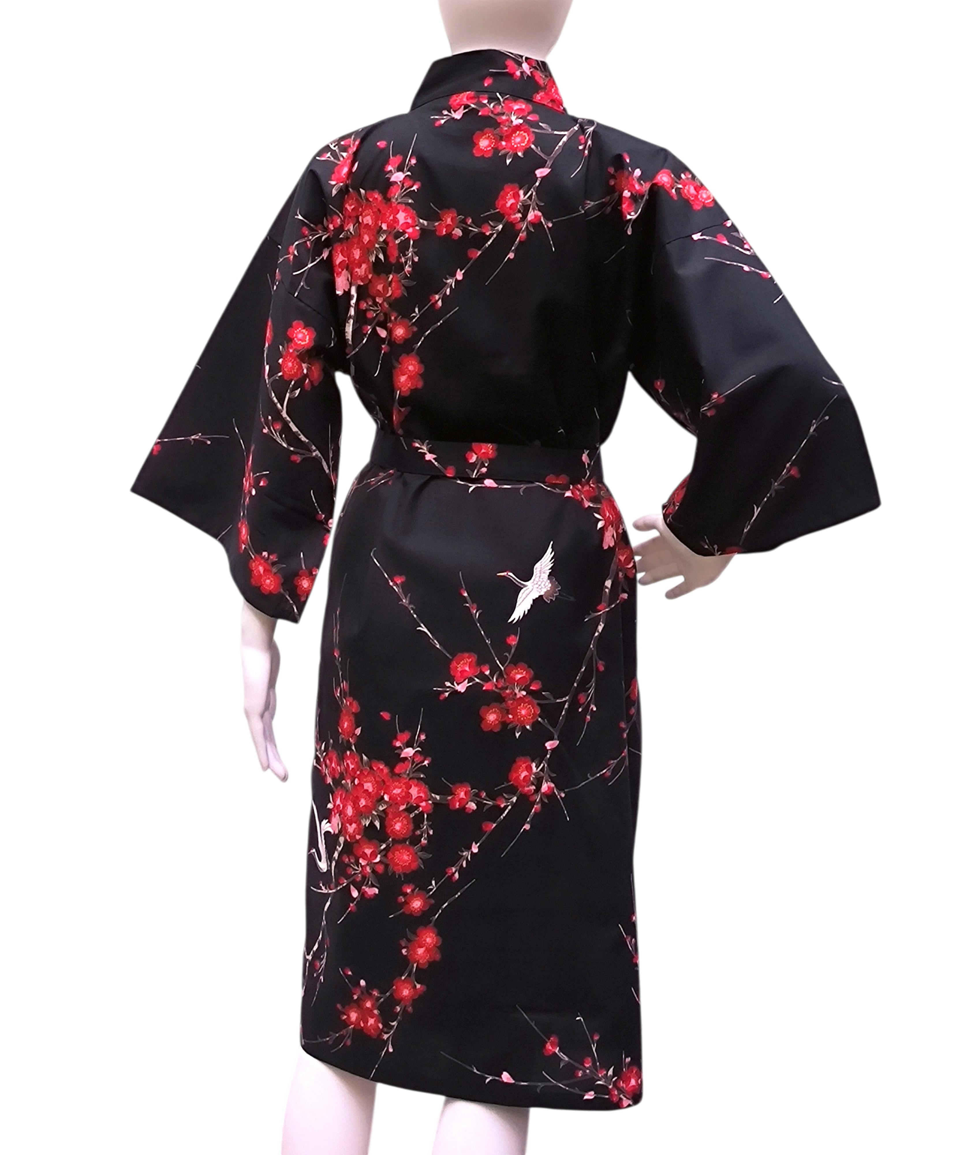 Kurzer schwarzer Happi Kimono mit Kirschblüten