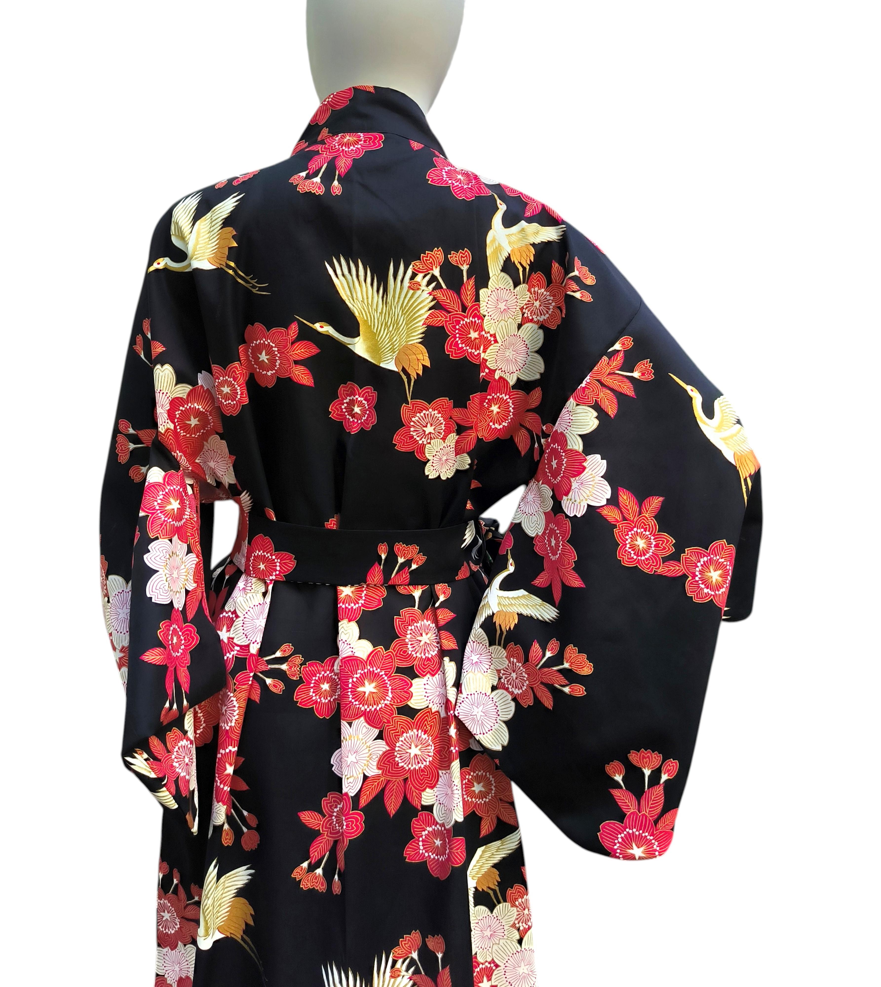 Schwarzer japanischer Damen Kimono mit Kirschblüten und Kranichen