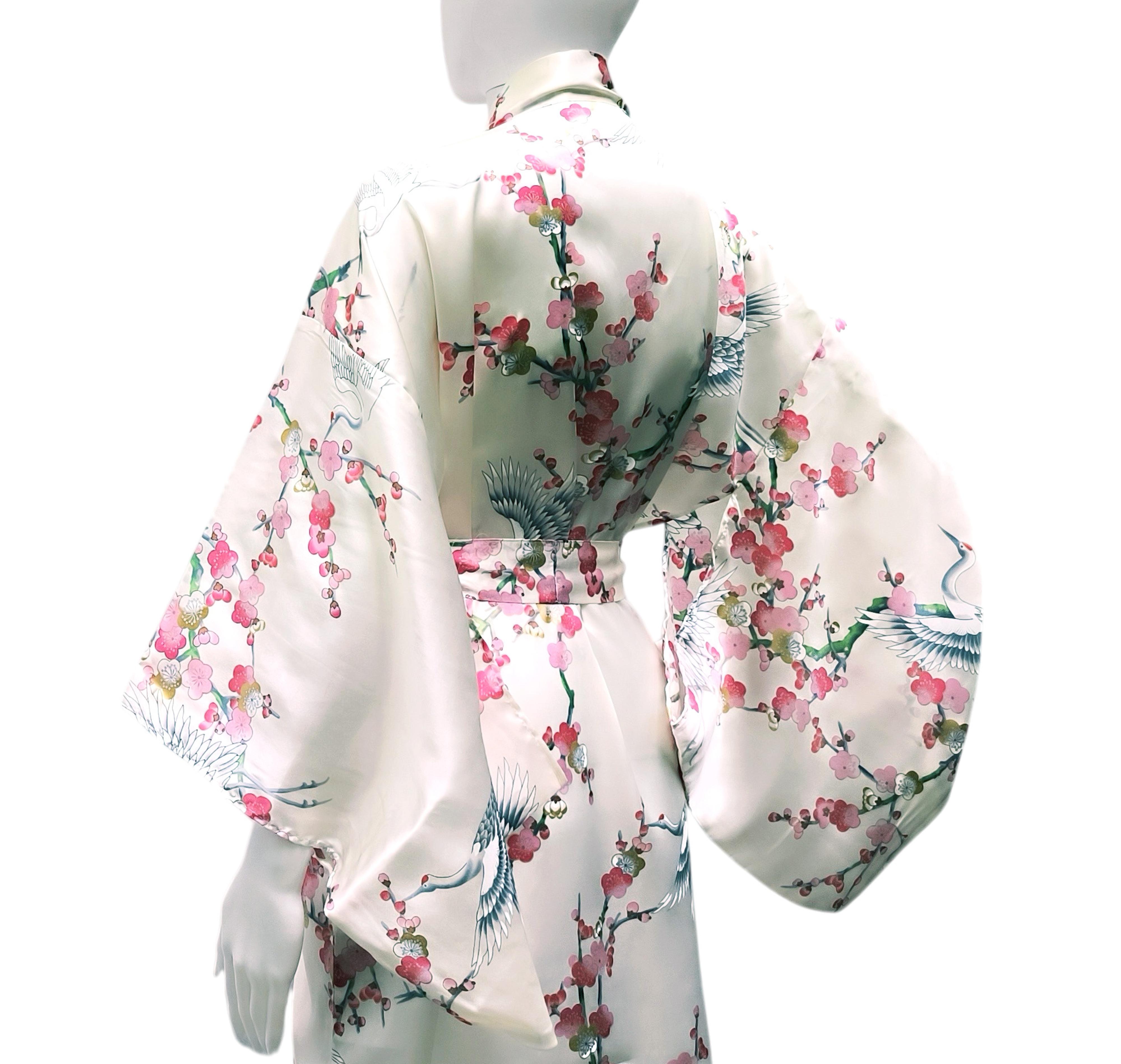 Weißer Seidenkimono mit roten Kirschblüten