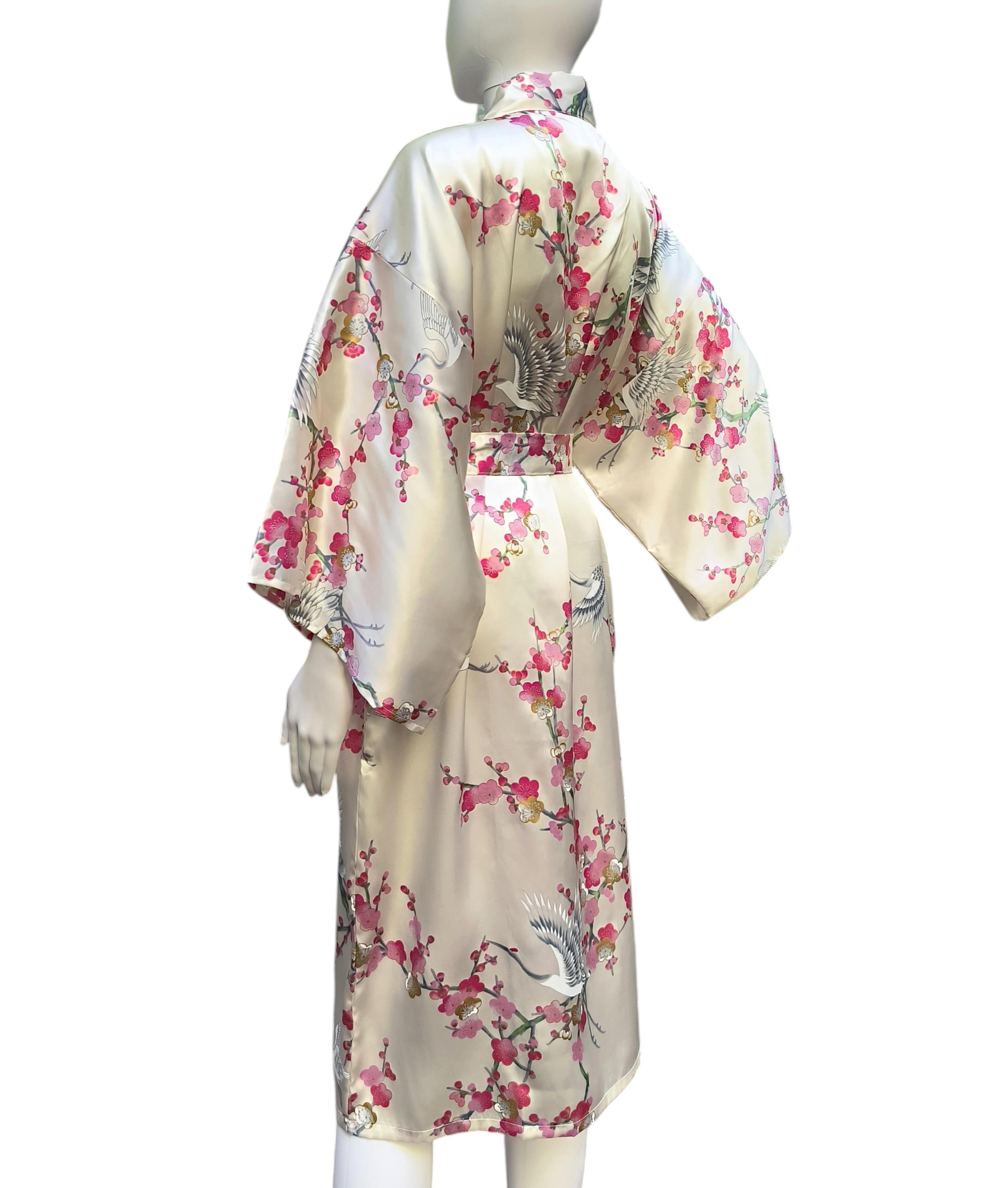 Weißer japanischer Seidenkimono mit Kranichen und roten Kirschblüten