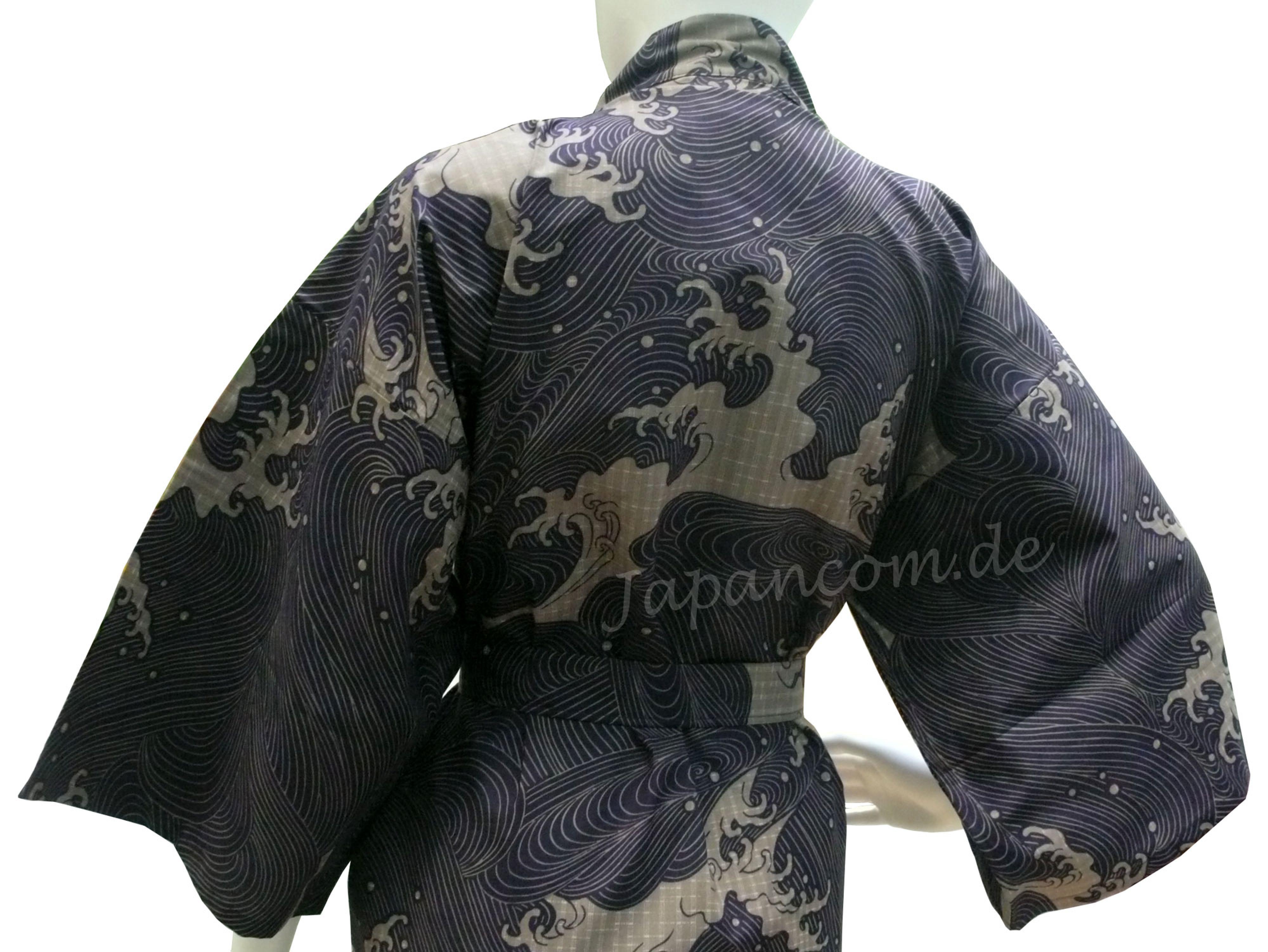 raditioneller japanischer Yukata mit violettem Wellenmuster