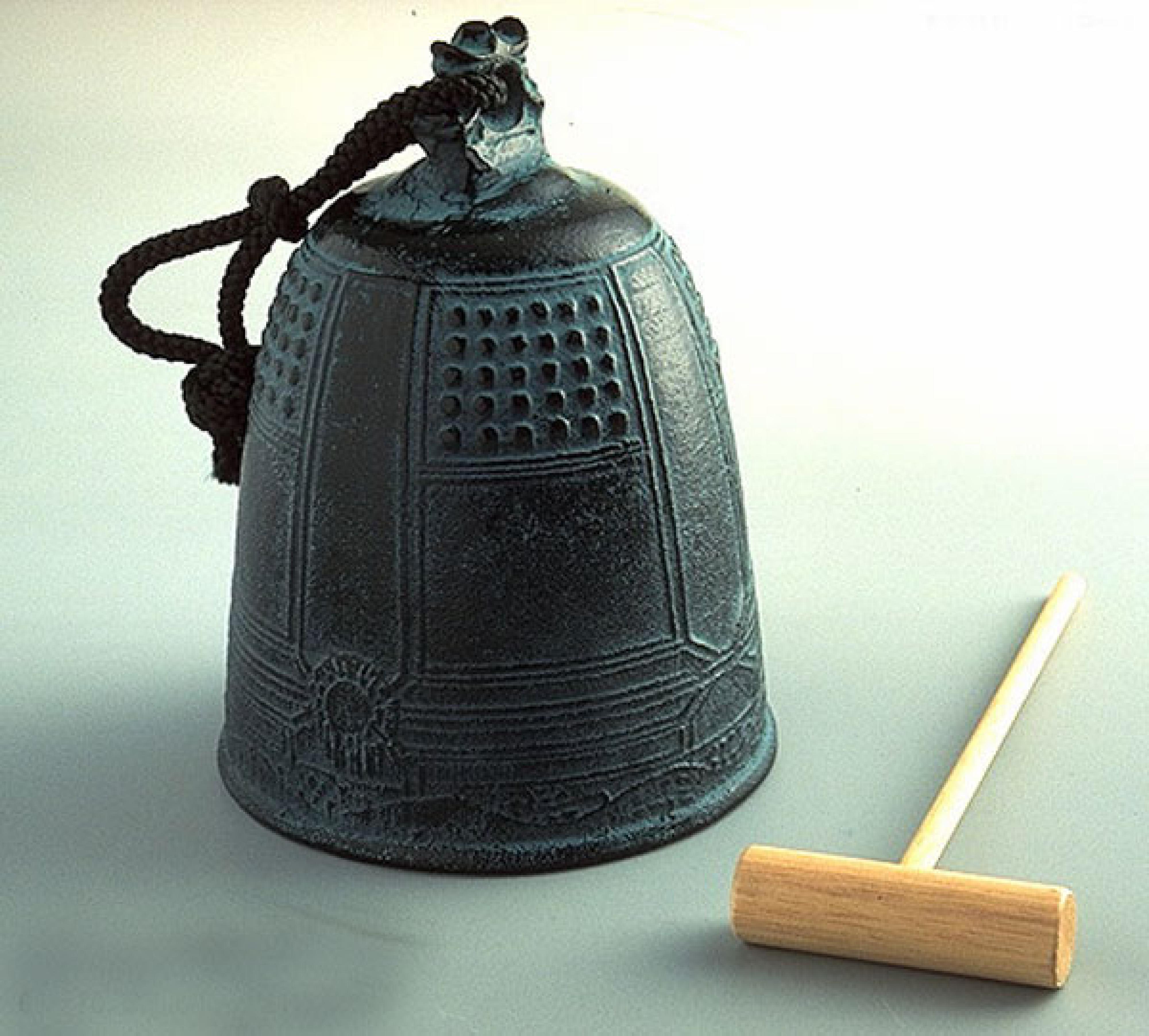 Tempelglocke Bonsho mit Hammer